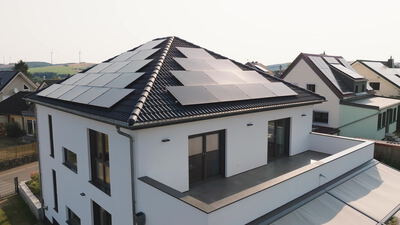 Modernes Wohnhaus mit Solaranlage auf dem Dach aus der Luft