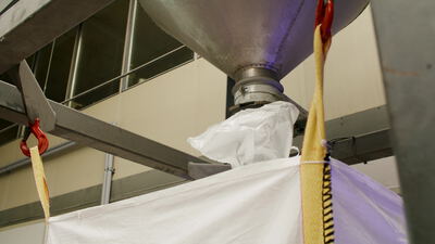 Big Bag Abfüllung an einem Stahltrichter in der Fabrik Big Bag Abfüllung an einem Stahltrichter in der Fabrik, Fabrikhalle, Bigbag Befüllung und Schüttgut als 4K Stockvideo