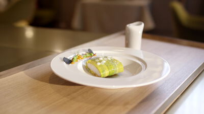 Teller mit Filet steht auf einer Holztheke im Restaurant