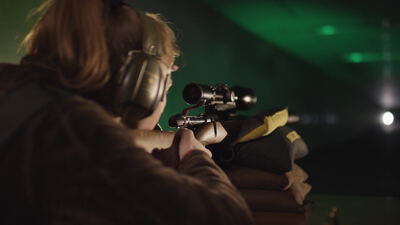 Repetiergewehr mit Zielfernrohr auf der Schießauflage