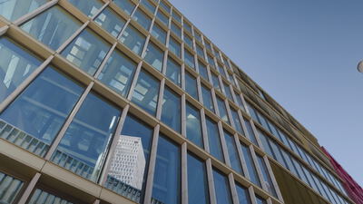 Glasfassade eines modernen Bürogebäudes mit Spiegelung
