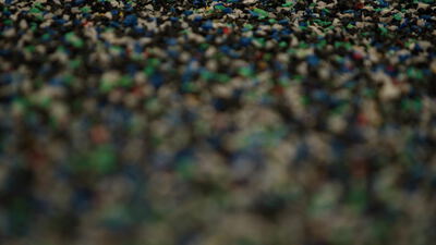 Buntes Kunststoffgranulat aus dem Recycling in Nahaufnahme Buntes Kunststoffgranulat aus dem Recycling in Nahaufnahme, Kunststoffrecycling Video lizenzfrei, Recyclinggranulat
