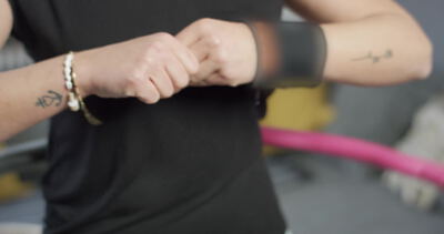 Sportlerin legt vor dem Training eine Handgelenkbandage an