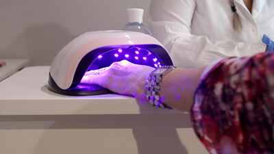 Kundin trocknet Gelnägel unter der UV Lampe im Nagelstudio Kundin trocknet Gelnägel unter der UV Lampe im Nagelstudio, Maniküre, Nageldesign und Nageltrockner als 4K Stockvideo