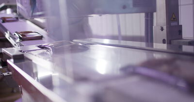 Verpackungsmaschine versiegelt Fleisch in Klarsichtfolie