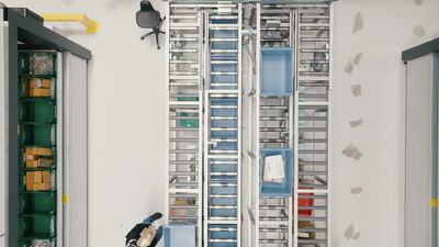 Automatisiertes Lagersystem mit Förderbändern aus der Vogelperspektive Automatisiertes Lagersystem mit Förderbändern aus der Vogelperspektive, automatisiertes lager von oben, förderband mit