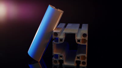 Aluminium Konstruktionsprofil mit T Nut auf dunkler spiegelnder Fläche