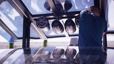 Techniker installiert die Lautsprecheranlage unter einem Bootsverdeck