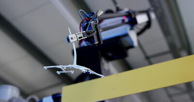 Handhabungsroboter entnimmt ein frisch gefertigtes Formteil