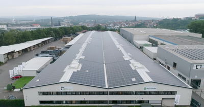 Solaranlage auf dem Hallendach aus der Vogelperspektive
