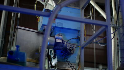 Elektromotor treibt Industriemaschine in der Fabrik an