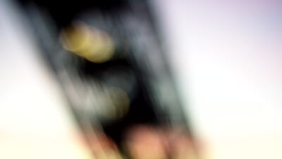 Unscharfe Abstraktion aus Metallbalken und warmem Bokeh, unscharfe Abstraktion Aufnahmen, abstrakter Hintergrund lizenzfrei