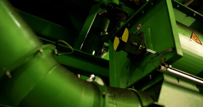 Dichtemessgerät an grünen Rohren einer Recyclinganlage