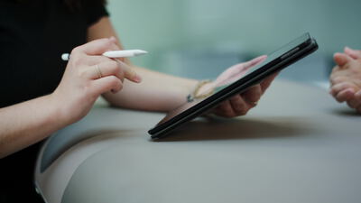 Hände nutzen Tablet mit Stift bei einem Geschäftstermin Hände nutzen Tablet mit Stift bei einem Geschäftstermin, Business, Eingabestift und Beratung als 4K Stockvideo