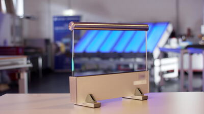 Verbundglas mit Metallrahmen steht auf einem Tisch in der Fertigung, Glaspaneel, Sicherheitsglas und Architekturglas als 4K