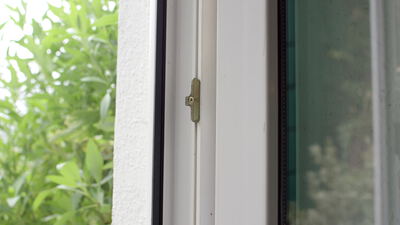 Maskierte Gestalt vor dem Fenster eines Wohnraums von innen gesehen Maskierte Gestalt vor dem Fenster eines Wohnraums von innen gesehen, maskierte Gestalt Fenster, Eindringling vor Fenster und