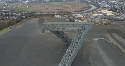 Große Stahlbrücke aus Fachwerk auf freier Fläche von oben