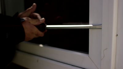 Fenster mit dem Maßband ausmessen beim Aufmaß im Innenraum, Fenster ausmessen, Maßband Fenster und Fenster Aufmaß als 4K