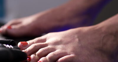 Gepflegter Fuß mit rot lackierten Zehennägeln