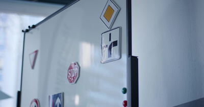 Verkehrsschild Magnete hängen an einem Whiteboard für die Fahrschule