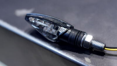 Motorrad LED Blinker in Nahaufnahme auf einer Metallfläche