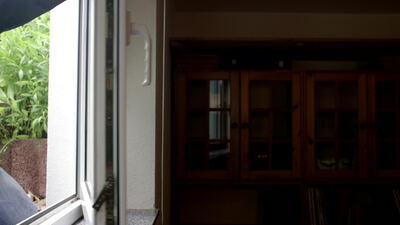 Offenes Kippfenster von innen mit Blick auf Grün im Wohnraum, Fenster gekippt offen, Kunststofffenster offen und offenes