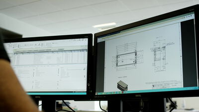 Technische Zeichnung auf zwei Monitoren an einem CAD Arbeitsplatz
