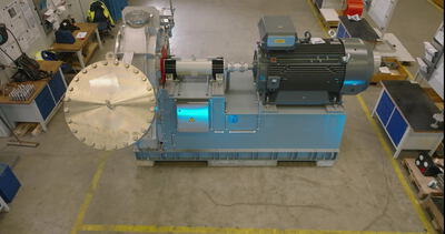 Große Industriemaschine auf blauem Maschinengestell in der Montagehalle
