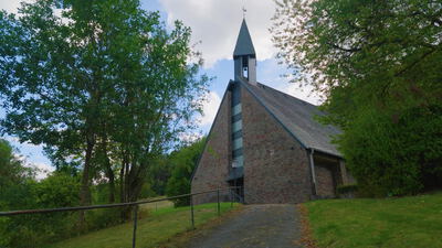 Kleine Kirche aus Naturstein am Ende eines ansteigenden Weges Kleine Kirche aus Naturstein am Ende eines ansteigenden Weges, Weg zur Kirche, Kirchweg und ansteigender Weg als 4K