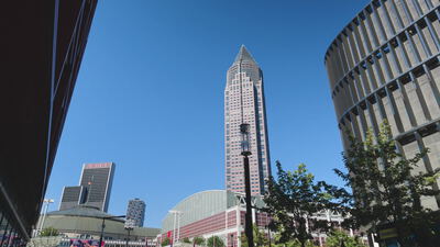 Messeturm mit pyramidenförmiger Spitze über der Messe Frankfurt