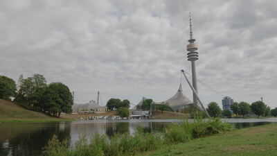 Olympiasee spiegelt Zeltdach und Olympiaturm im Olympiapark München: Olympiasee, Olympiasee München