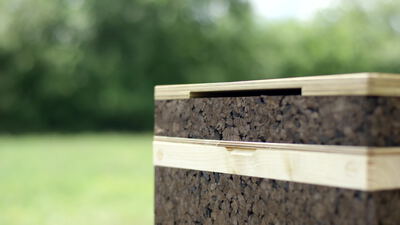 Detail der Korkbeute mit Holzrahmen vor grüner Wiese