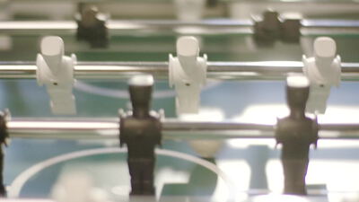 Nahaufnahme der Spielfiguren an einem Tischkicker