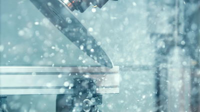 CNC Maschine schneidet Metall mit Kühlmittelstrahl