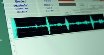 Ultraschallprüfung einer Rohrleitung zeigt die Signalkurve auf dem Bildschirm