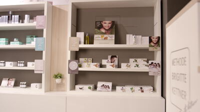 Kosmetikschachteln in den Regalen einer Kosmetikboutique Kosmetikschachteln in den Regalen einer Kosmetikboutique, Hautpflegeprodukte, Kosmetikregal und Produktlinien Kosmetik als