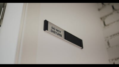 Bitte nicht stören Schild an einer Hotelzimmertür