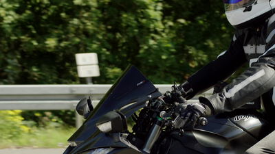 Motorradfahrer auf einem Sportmotorrad auf der Landstraße