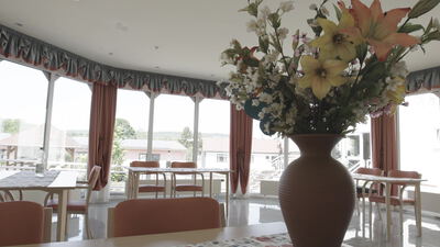 Großer Blumenstrauß in einer Vase in einem hellen Raum