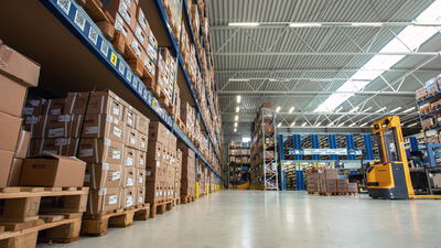 Weite Lagerhalle mit Hochregalen und Gabelstapler Weite Lagerhalle mit Hochregalen und Gabelstapler, Hochregallager, Logistik und Paletten als 4K Stockvideo