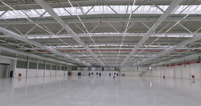 Industriehalle mit sichtbarer Stahldachkonstruktion und Oberlichtern