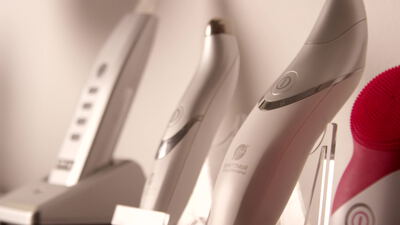 Elektrische Beautygeräte stehen auf einem Präsentationsständer