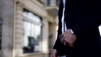 Geschäftsmann im Anzug mit Smartphone und Perlenkette Geschäftsmann im Anzug mit Smartphone und Perlenkette, Geschäftsmann Smartphone Video, Businessmann Stadt lizenzfrei und