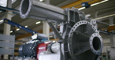 Großes Industriegebläse mit Flanschrohr und Motor in der Fertigungshalle