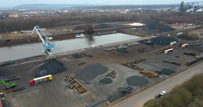 Industriehafen mit Kran und Stahlrollen aus der Vogelperspektive