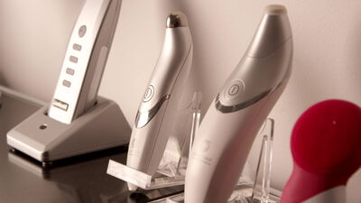 Elektrische Kosmetikgeräte auf Ständern im Beautystudio Elektrische Kosmetikgeräte auf Ständern im Beautystudio, Beauty Gadgets, Gesichtsreinigungsbürste und Mikrodermabrasion