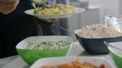 Kartoffeln mit Broccoli und frische Salate an der Kantinentheke