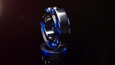 Metallkugellager dreht sich langsam vor dunklem Hintergrund