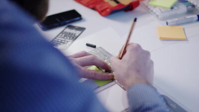 Zeichnen mit Bleistift und Lineal am hellen Arbeitstisch