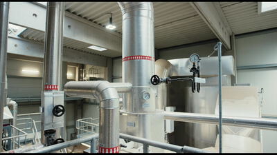 Ventilrad und isolierte Rohrleitung an einem Tank in der Industrieanlage